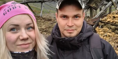 Gravide Charlotte druknet i gjeld. Så inviterte sjefen henne inn på kontoret